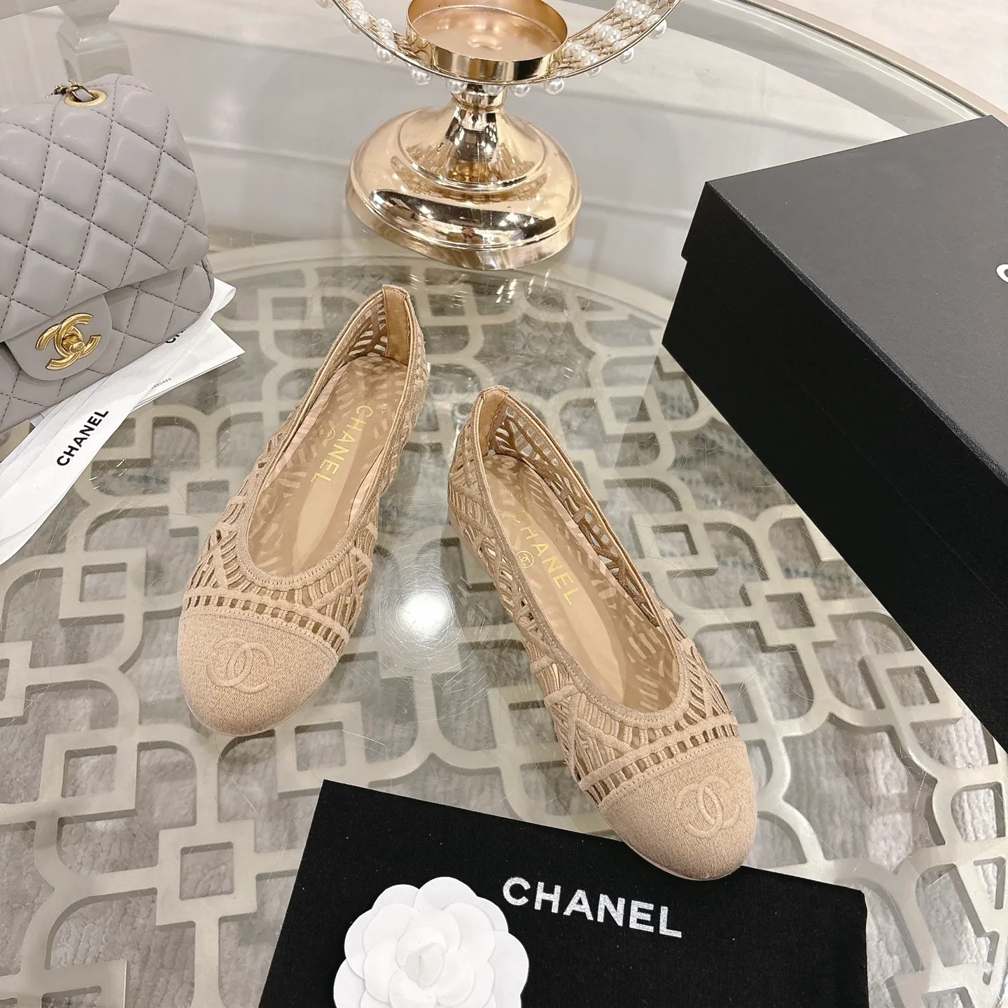 👟👟Ex-factory price 520👟👟 Chanel 25SS finally comes out with woven ballet shoes‼ ️ Shoes worthy of their own article, I have to say that they are finally waiting for you! So elegant and chill. Wear it in the summer to enjoy the breeze and walk on the street. Round square toe design. Cute and cute~ The appearance is super online. When you wear it, you will feel like a wealthy daughter. I thought it was good-looking. Only when I put it on my feet do I know how easy it is to wear~ Upper: Exclusive custom-made mesh (comfortable and breathable) Foot pad: Sheepskin Outsole: Genuine leather sole imported from Italy Size: 35-39 (customized at 40.41.42)